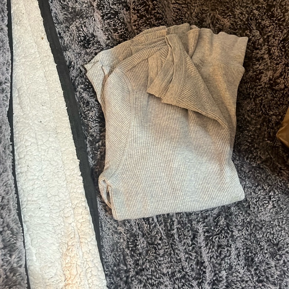 grey GAP shirt